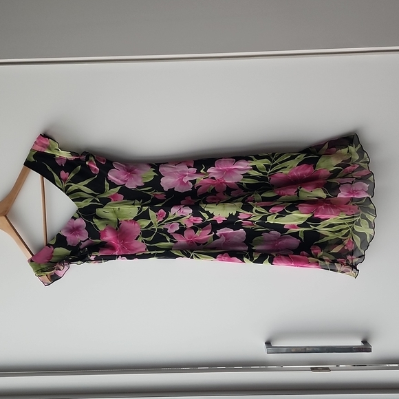 Host Pick! Vintage Laura Petites Floral Midi Flutter Sleeve Dress - Picture 8 of 10